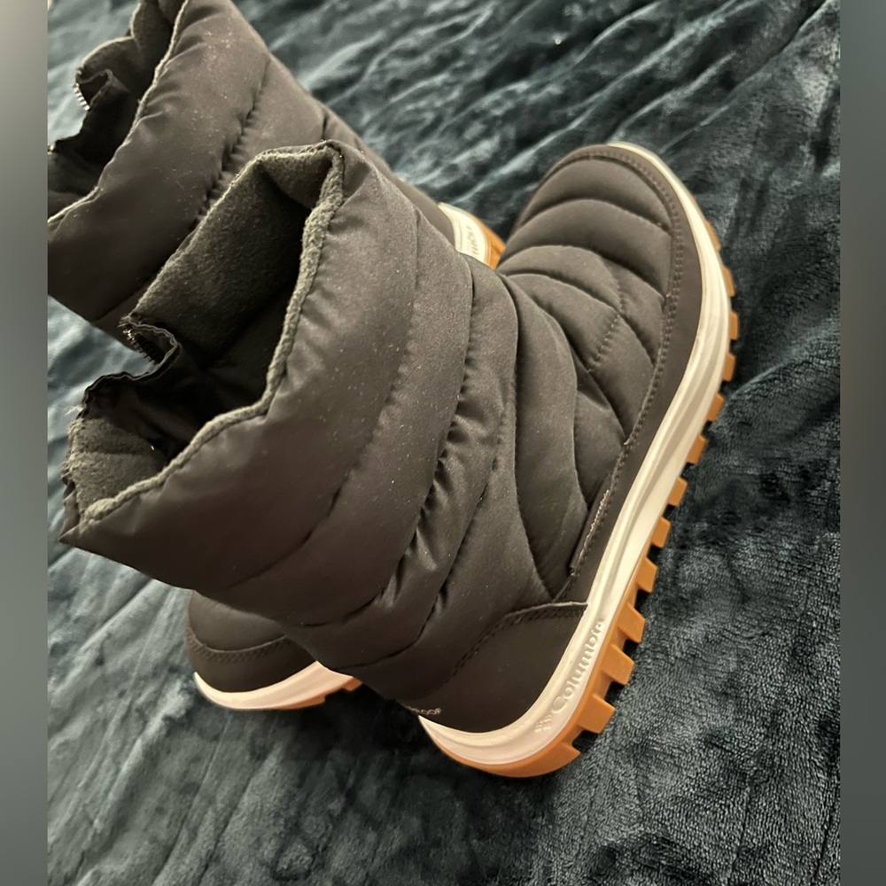 NWOT!! Columbia Charcoal Quilted Snow Boots